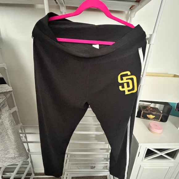 Fanatics Padres Baseball outfit! Gray and Black Top with black Leggings NWOT. - Picture 6 of 9